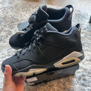 Kid’s Jordan Retro 6 Low- Size 6.5Y (Women’s 7.5-8)